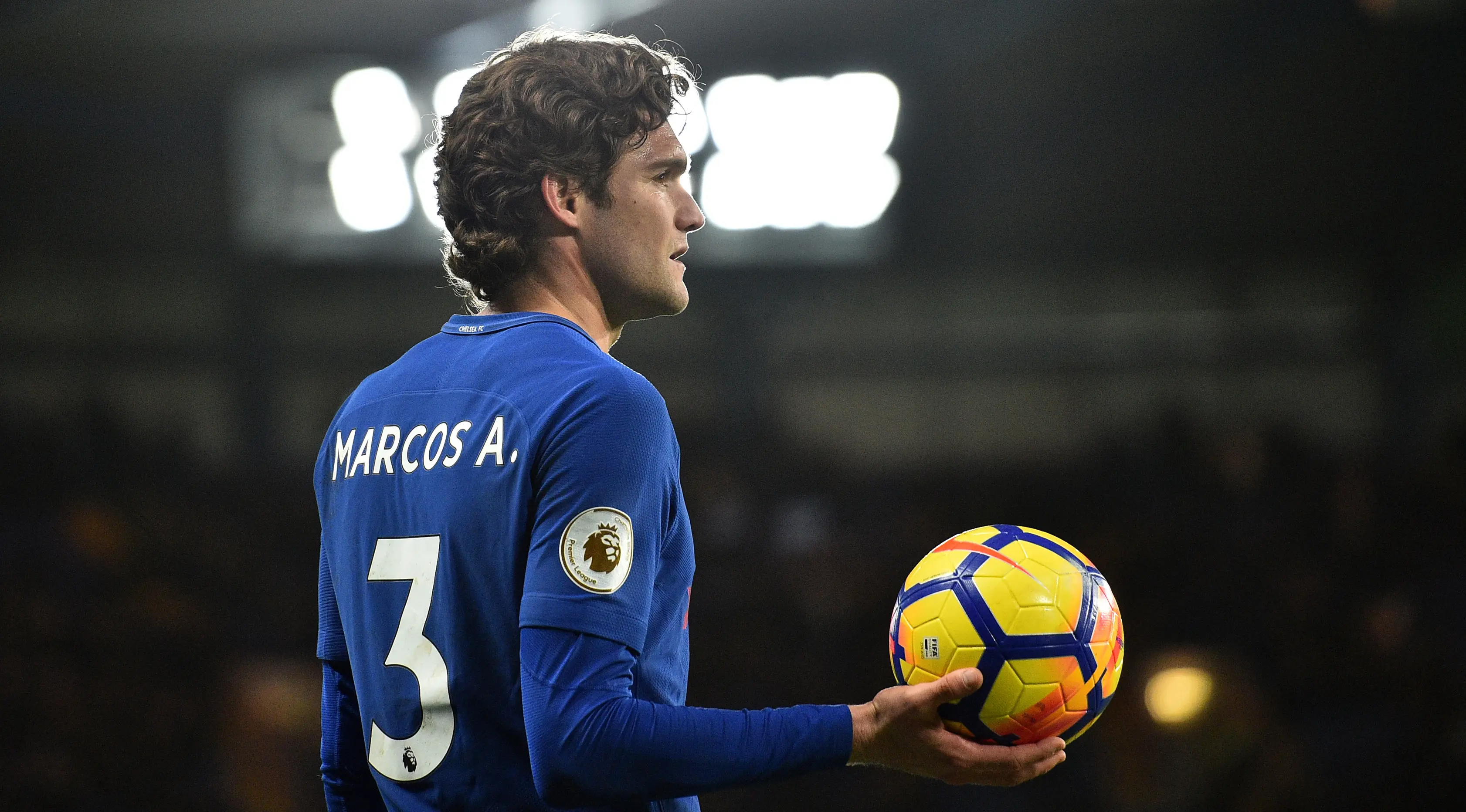 Pemain Chelsea, Marcos Alonso, memberikan isyarat saat menjamu Bournemouth pada laga pekan ke-25 Premier League 2017-2018 di Stamford Bridge, Rabu (31/1). Chelsea menderita kekalahan telak 0-3 dari tamunya Bournemouth. (Glyn KIRK/AFP)