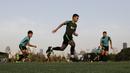 Pemain Timnas Indonesia U-22, Muhammad Rafli, menggiring bola saat latihan di Lapangan G, Senayan, Jakarta, Sabtu (5/10). Latihan ini merupakan persiapan menjelang SEA Games 2019. (Bola.com/Yoppy Renato)