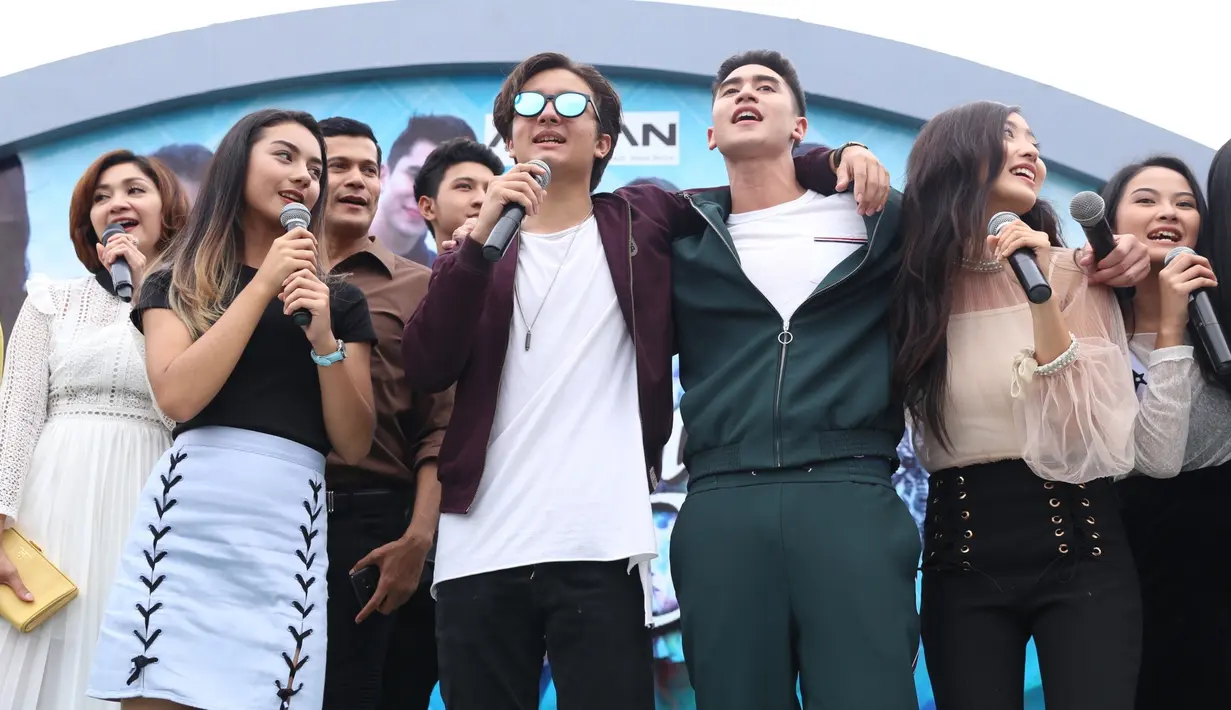 "Seru banget akting ama fans. Sangat spesial banget ya," tutur Bryan Domani. "Paling senang di games. Bisa meluk fans. Senang banget. Lihat secara langsung wajah fans," lanjut Teejay Marquez. (Nurwahyunan/Bintang.com)