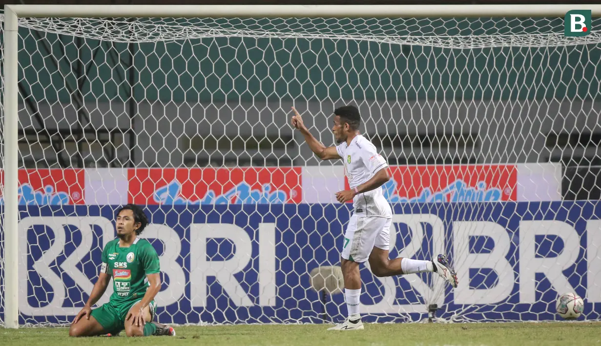 Pemain Persebaya Surabaya, Ricky R. Kambuaya (kanan) merayakan gol kedua timnya saat laga pekan kelima BRI Liga 1 2021/2022 di Stadion Wibawa Mukti, Cikarang, Rabu (29/09/2021). (Bola.com/Bagaskara Lazuardi)