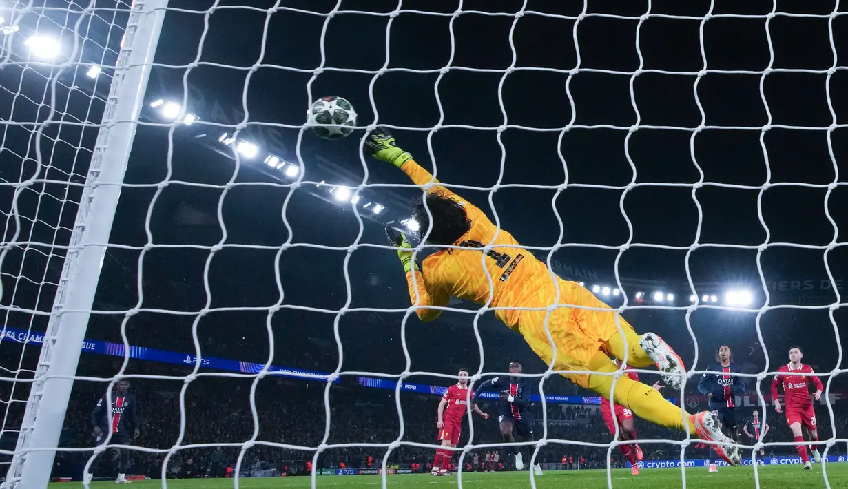 Meski PSG melepaskan 27 tembakan, namun Alisson berhasil menjaga gawangnya dari kebobolan. (AP Photo/Christophe Ena)