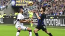 Bek Genoa, Davide Biraschi, berebut bola dengan gelandang Inter Milan, Matteo Politano, pada laga Serie A Italia di Stadion San Siro, Milan, Sabtu (3/11). Inter menang 5-0 atas Cagliari. (AFP/Miguel Medina)