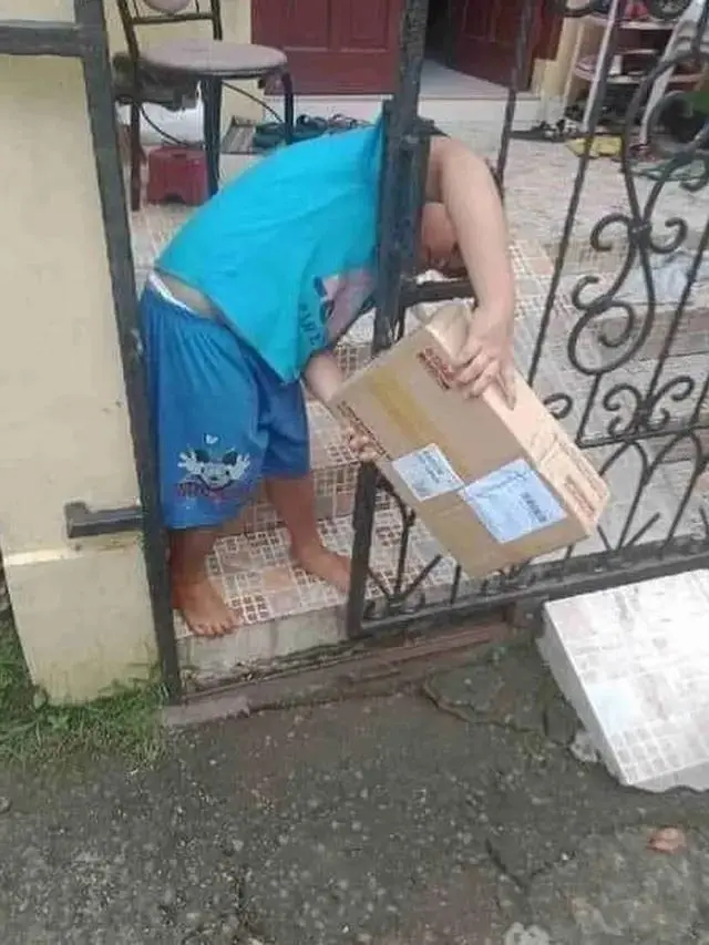 8 Potret Nyeleh Orang saat Bawa Barang Ini Malah Mempersulit Diri Sendiri