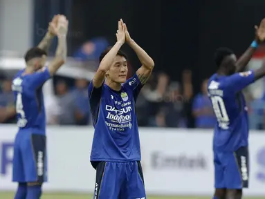 Pemain Persib memberikan aplaus usai pertandingan melawan Sriwijaya FC pada laga Piala Presiden di Stadion GBLA, Bandung, Selasa (16/1/2018). Persib menang 1-0 atas Sriwijaya FC. (Bola.com/M Iqbal Ichsan)