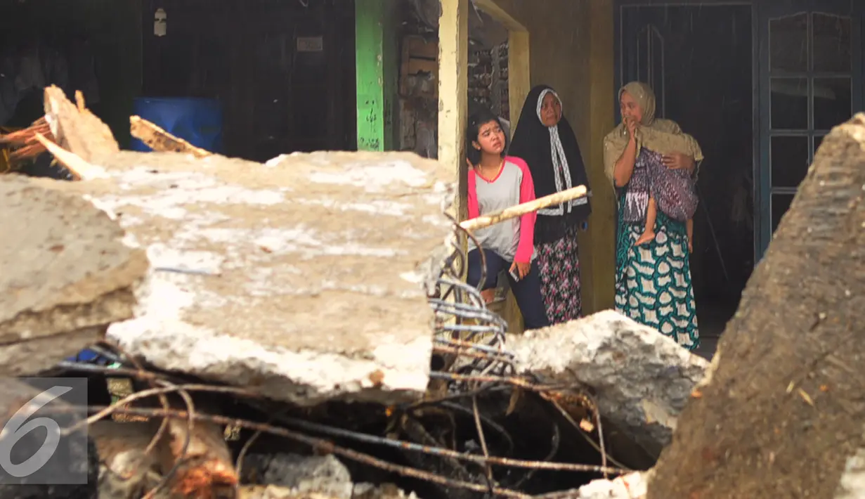 Warga melihat pembongkaran di kawasan Tanah Tinggi, Tangerang, Rabu (16/12). Dalam pembongkaran ini pihak Pemprov Banten sudah melakukan sosialisasi sejak tahun 2010. (Liputan6.com/Faisal R Syam)