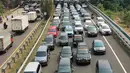 Sejumlah kendaraan terjebak kemacetan panjang di tol yang mengarah ke Bandara Soekarno-Hatta (Soetta), Tangerang, Banten, Selasa (10/11/2020). Kemacetan terjadi karena adanya penyambutan kepulangan pimipinan Front Pembela Islam (FPI) Rizieq Shihab. (Liputan6.com/Angga Yuniar)