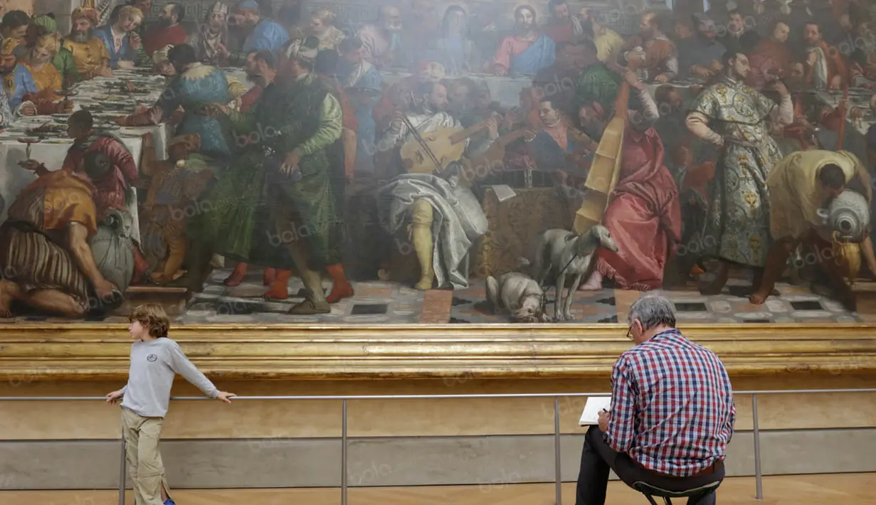 Pengunjung melukis di depan lukisan Les Noces de Cana karya Paolo Caliari yang terdapat di Museum Louvre, Paris, (29/6/2016). (Bola.com/Vitalis Yogi Trisna)