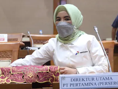 Dirut PT Pertamina (Persero) Nicke Widyawati mengikuti Rapat Dengar Pendapat (RDP) dengan Komisi VII DPR di kompleks Parlemen, Senayan, Jakarta, Senin (5/4/2021). RDP tersebut membahas kebakaran tangki minyak milik Pertamina RU VI Balongan, Indramayu, Jawa Barat. (Liputan6.com/Angga Yuniar)