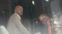 Pakar televisi BBC dan mantan penyerang Newcastle, Alan Shearer (kiri), dan pembawa acara sekaligus mantan penyerang Inggris, Gary Lineker (kanan), di studio untuk pertandingan putaran keempat Piala FA Inggris antara Birmingham City dan Newcastle United di St. Andrew's @ Knighthead Park di Birmingham, Inggris bagian tengah pada 8 Februari 2025. (Darren Staples/AFP)