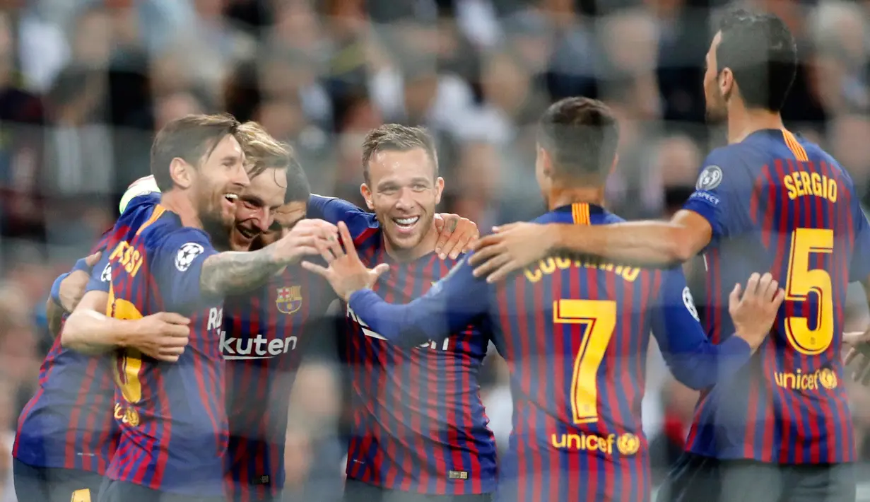 Pemain Barcelona, Lionel Messi (kiri) memeluk rekan setimnya saat Ivan Rakitic mencetak gol ke gawang Tottenham Hotspur dalam Grup B Liga Champions di Stadion Wembley, London, Rabu (3/10). Barcelona membantai Tottenham 4-2. (AP Photo/Frank Augstein)
