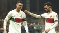 Selebrasi kememnagan dua pemain Timnas Portugal, Cristiano Ronaldo (kiri) dan Bruno Fernandes setelah berakhirnya laga menghadapi Bosnia Herzegovina pada lanjutan Grup J Kualifikasi Euro 2024 di Stadion Bellino Polje, Selasa (17/10/2023) dini hari WIB. (AP Photo/Armin Durgut)