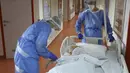 Petugas medis merawat pasien di bagian COVID-19 rumah sakit University Clinical Center di Banja Luka, 4 November 2021. Ketika corona mengamuk di negara-negara tetangga, para dokter di Bosnia bersiap menghadapi ancaman gelombang baru di negara Balkan yang memiliki tingkat vaksinasi rendah. (AP Photo)