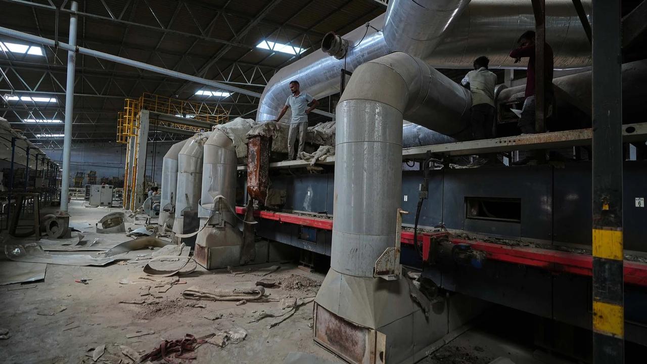 FOTO: Industri Ubin Keramik Terhenti Akibat Krisis Energi