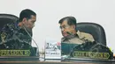 Presiden Joko Widodo berbincang dengan Wapres Jusuf Kalla sebelum rapat terbatas di Kantor Presiden, Jakarta, Kamis (5/3). Presiden menginstruksikan proyek jalan tol Trans Sumatera dimulai pembangunannya pada April 2015. (Liputan6.com/Faizal Fanani)