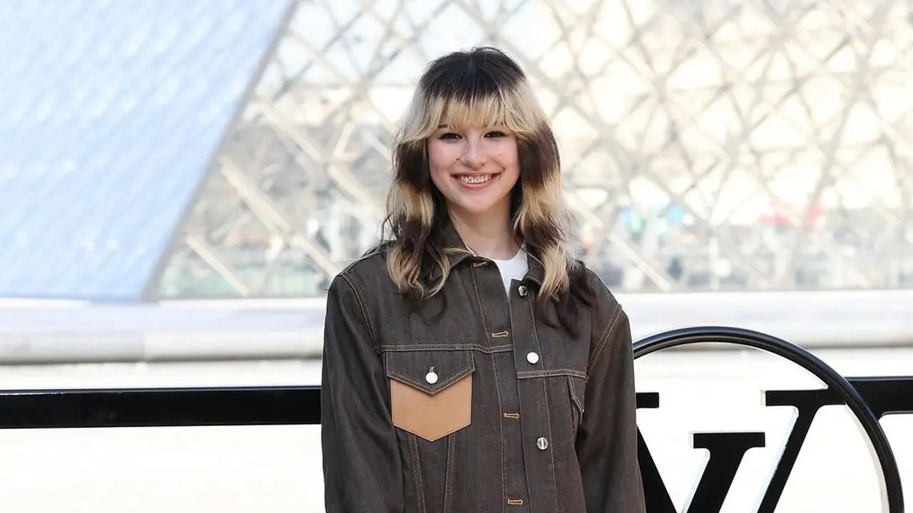 Debut Alysa Liu di Paris Fashion Week, Juara Olimpiade Tampil Boyish Dibalut Louis Vuitton