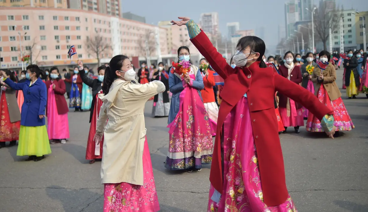 Orang-orang merayakan Hari Perempuan Internasional di alun-alun Teater Agung Pyongyang di Pyongyang, Korea Utara pada Rabu 8 Maret 2023. Pada tahun ini, Hari Perempuan Internasional bertemakan 'DigitALL : Innovation and Technology For Gender' atau 'DigitALL: Inovasi dan Teknologi untuk Kesetaraan Gender'. (KIM Won Jin/AFP)