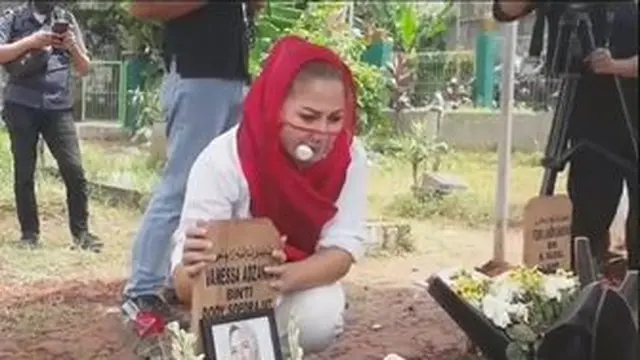 5 Seleb Ziarah ke Makam Vanessa Angel dan Bibi Ardiansyah, Kirimkan Doa