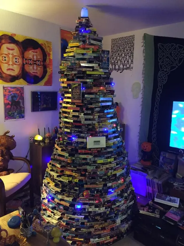 6 Pohon Natal Ini Dibuat Dari Barang Tak Terduga, Unik Banget