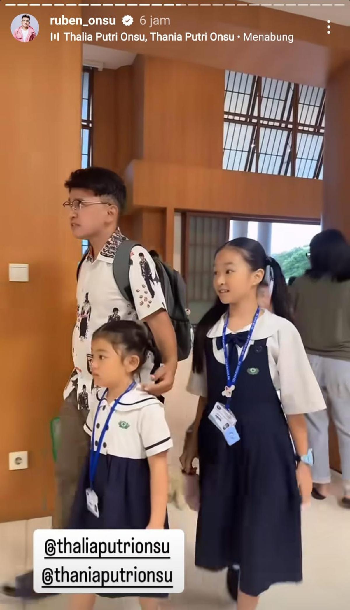 Potret Ruben Onsu Semangat Antar Thalia dan Thania Sekolah