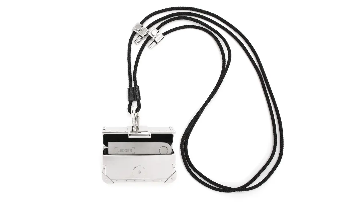 Untuk dompet digital model Baguette ditampilkan sebagai miniatur tas sempurna dalam material aluminium yang dipoles dengan paku di sekelilingnya dan detail gesper.