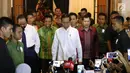 Presiden RI, Joko Widodo (tengah) usai melakukan pertemuan dengan pimpinan partai politik pendukung di Pilpres 2019, Jakarta, Kamis (9/8). Pertemuan sekaligus menentukan Cawapres pendamping Jokowi di Pilpres 2019. (Liputan6.com/Helmi Fithriansyah)