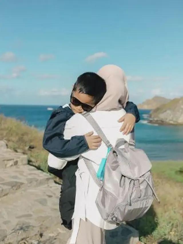 Dude Harlino dan Alyssa Soebandono beserta kedua anak (Instagram/ichasoebandono)