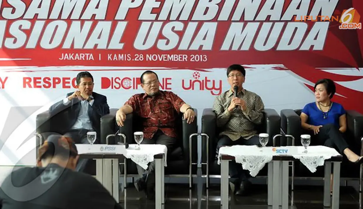 Sutanto Hartono (kedua dari kanan) menegaskan SCTV cukup bangga dengan kerjasama ini yang bertujuan untuk membangun Timnas Indonesia Muda (Liputan6.com/Helmi Fithriansyah)