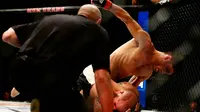 Pemain UFC Jason Saggo (atas) saat akan memukul lawannya Justin Salas pada pertandingan UFC 196 di MGM Grand Garden Arena, Las Vegas, (5/3). UFC adalah singkatan dari (ULTIMATE FIGHTING CHAMPIONSHIP). (Rebilas-USA TODAY Sports)