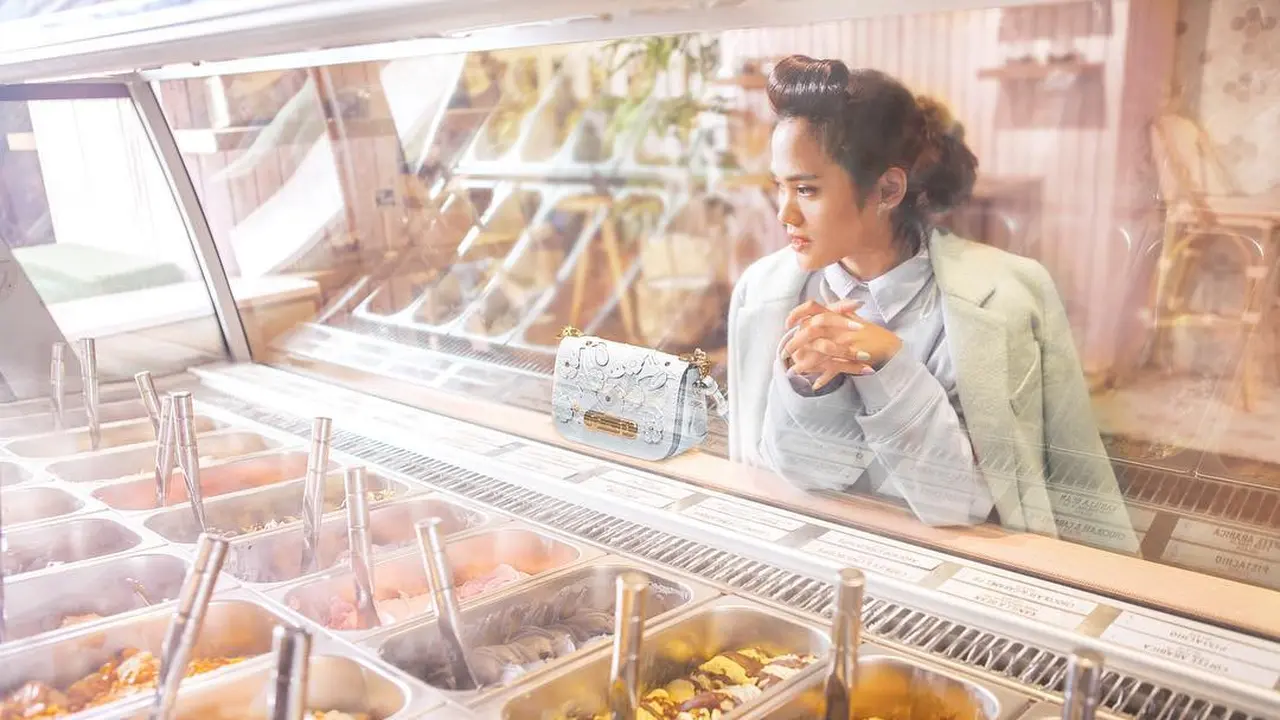 [Bintang] Tampil Modern Ala Parisian Girl, Sheryl Sheinafia dengan Busana Bernuansa Pastel