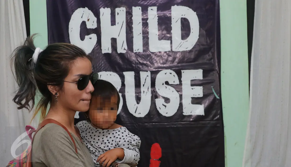 Artis Sheila Marcia bersama putri bungsunya Precious Brianna Yael Mirano saat mendatangi Komnas Anak, Jakarta, beberapa waktu lalu.(Liputan6.com/Herman Zakharia)