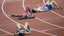 Para pelari tampak lelah usai menyelesaikan lomba pada nomor 400 meter gawang cabang atletik Asian Games XVIII di SUGBK, Jakarta, Minggu (26/8/2018). (Bola.com/Vitalis Yogi Trisna)