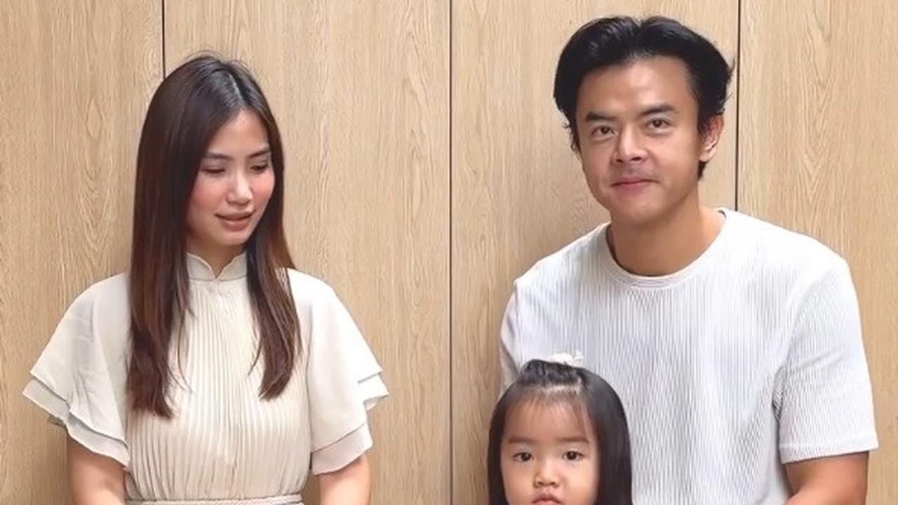 Berbeda dengan artis lain yang menggunakan baju warna merah, Dion Wiyoko bersama keluarga merayakan Imlek dengan busana warna putih. Momen pembagian angpao jadi konten terbaru yang diunggahnya di Instagram.