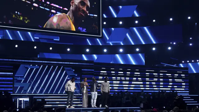 Nathan Morris, Wanya Morris, Shawn Stockman dari Boyz II Men‎, dan Alicia Keys, memberikan penghormatan untuk Kobe Bryant di Grammy Awards 2020. (Photo by Matt Sayles/Invision/AP)