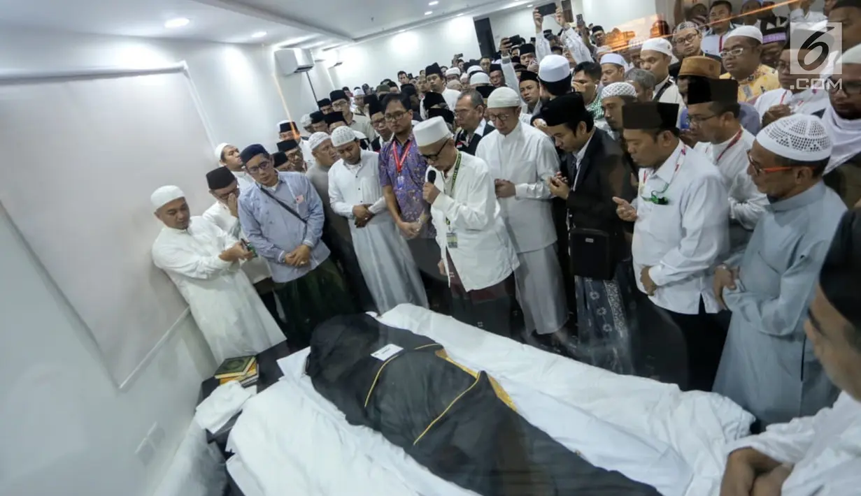 Umat muslim mendoakan jenazah KH Maimun Zubair atau Mbah Moen usai dimandikan di Masjid Muhajirin Khalidiyah, Makkah, Arab Saudi, Selasa (6/8/2019). Pimpinan Pondok Pesantren Al-Anwar Sarang tersebut meninggal dunia usai menunaikan salat subuh. (Liputan6.com/HO/Baharuddin/MCH)