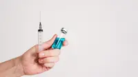 Jumlah total vaksin yang sudah disuntikkan sangat tinggi, berbagai negara sudah siap untuk mencabut protokol COVID-19. (pexels.com/cottonbro)