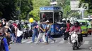 Bus wisata Uncal melintas di depan Balai Kota Bogor, Bogor, Jawa Barat, Minggu (29/5/2022). Bus wisata gratis yang disediakan untuk mengelilingi kawasan Kebun Raya Bogor setiap hari Sabtu dan Minggu ini mulai beroperasi kembali pascapandemi. (merdeka.com/Arie Basuki)