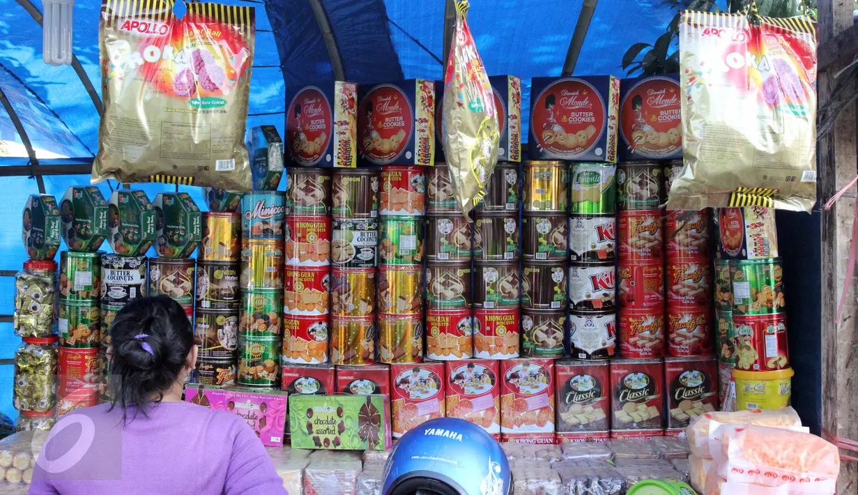 Salah satu kios penjual kue kering musiman di kawasan Ciracas, Jakarta, Minggu (12/7/2015). Sejak beberapa hari terakhir, transaksi pedagang musiman kue kering mengalami peningkatan menjelang hari raya Idul Fitri. (Liputan6.com/Helmi Afandi)