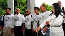 Tim kuasa hukum dan pendukung Novel Baswedan kenakan kaos putih bertuliskan 'Kami Melawan bersama Novel Baswedan' usai sidang putusan praperadilan di Pengadilan Negeri Jakarta Selatan, Selasa (9/6/2015). (Liputan6.com/Yoppy Renato)