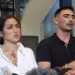 Jessica Iskandar dan suaminya Vincent Verhaag saat jumpa pers soal kasus penipuan di Jakarta, Rabu (8/3/2023) (Liputan6.com/M. Altaf Jauhar)