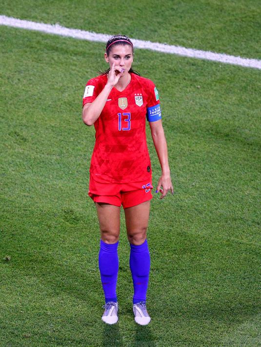 Penyerang Amerika Serikat Alex Morgan (kiri) berselebrasi usai mencetak gol ke gawang Inggris pada semifinal Piala Dunia Wanita 2019 di Lyon Stadium, Prancis, Selasa (2/7/2019). Alex Morgan berselebrasi berpura-pura meminum secangkir teh seperti budaya Inggris. (AP Photo/Francois Mori)