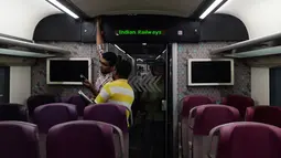 Pekerja India melakukan pengecekan terakhir kereta tanpa awak , Train 18, yang diproduksi di Integral Coach Factory (ICF), Chennai, Senin (29/10). Nantinya, Train 18 akan masuk menjadi angkutan massal yang dioperasikan Indian Railways. (ARUN SANKAR/AFP)