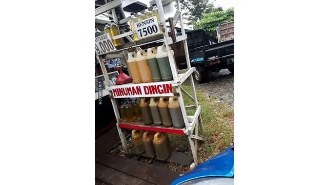 6 Tulisan Kocak di Tempat Penjual Bensin Eceran Ini Bikin Ngakak