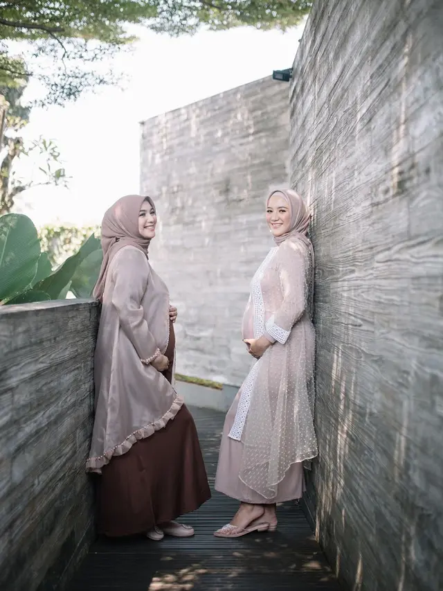 6 Potret Maternity Shoot Citra Kirana dan Erica Putri