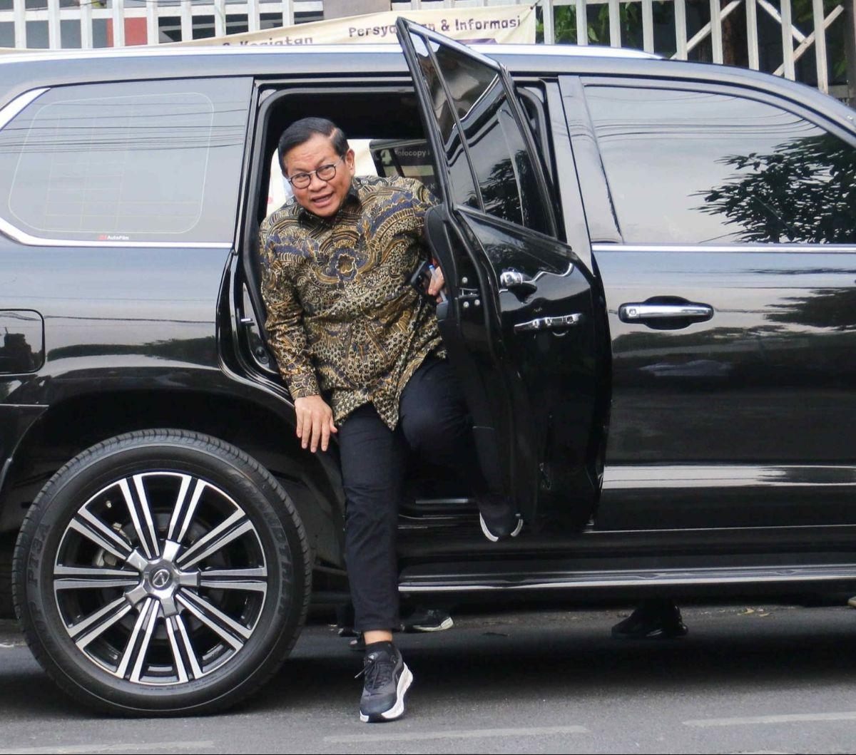 Tiba di&nbsp;Museum MH Thamrin, kedua pasangan cagub dan cawagub DKI Pramono - Rano turun dari mobil SUV hitam.&nbsp;Dengan mengenakan sepatu sporty, Pramono tampak bergegas turun dari mobil untuk menuju museum.&nbsp;Foto: liputan6.com / Herman Zakharia