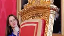 Pekerja berpose dengan singgasana milik Ratu Victoria sebagai bagian dari pameran di Istana Buckingham, London, Rabu (17/7/2019). Pameran yang dibuka pada 20 Juli tersebut menandai peringatan 200 tahun kelahiran Ratu Victoria. (AP Photo/Frank Augstein)