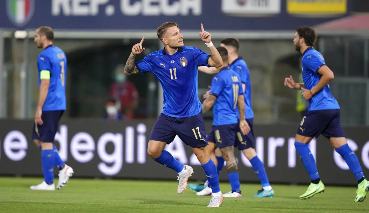 Pemain Italia Ciro Immobile melakukan selebrasi usai mencetak gol ke gawang Republik Ceko pada pertandingan persahabatan internasional di Bologna, Italia, Jumat (4/6/2021). Italia menang 4-0. (AP Photo/Antonio Calanni)