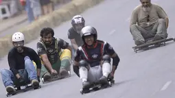 Gerobak yang digunakan sebagian besar terbuat dari kayu dan bantalan sebagai roda; beberapa bisa mencapai kecepatan lebih dari 50 kilometer per jam. (Douglas MAGNO / AFP)