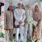 Momen pernikahan Ahmad Pule anak komedian Mastur. (Sumber: Instagram/yossianggr11/dedemunanih)