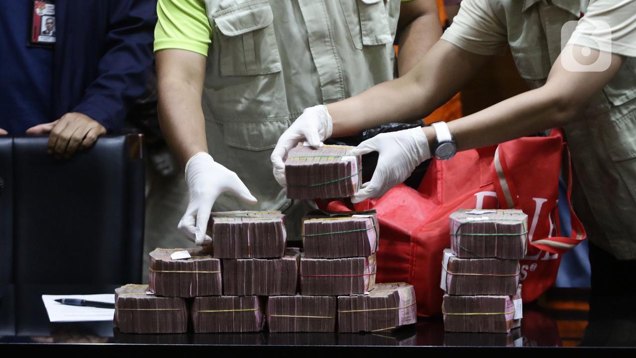 FOTO: Tumpukan Uang Hasil OTT Bupati Musi Banyuasin