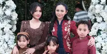 Tampil menawan berbalut kebaya, begini kebaya ala  Rachel Vennya, Fuji, Hingga Erika Carlina.